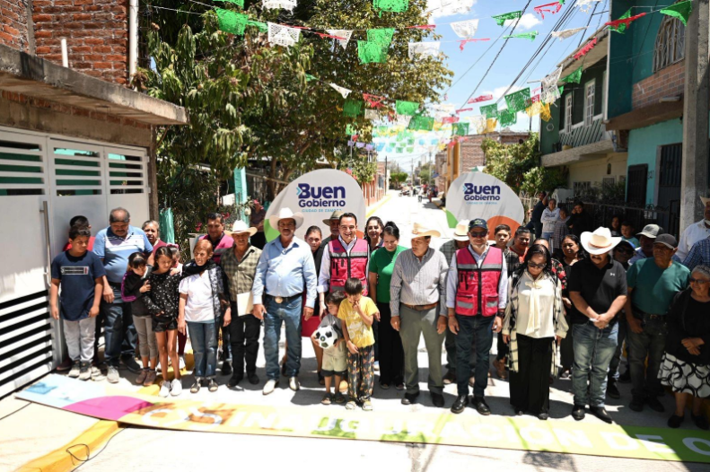 Carlos Soto inauguro obras de pavimentación en Valencia y Romero de Guzmán 