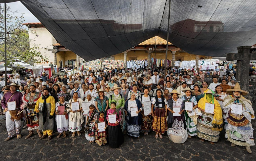 Tianguis de Domingo de Ramos celebra la riqueza textil de los pueblos originarios