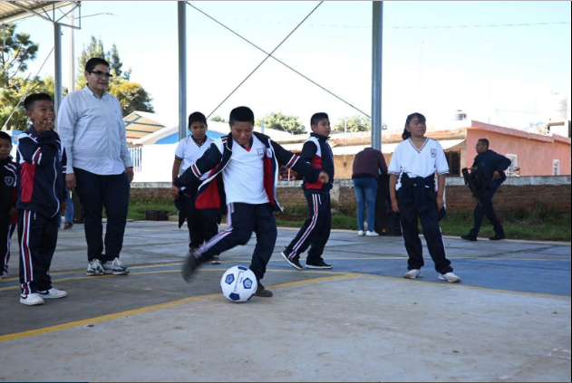 Inaugura Arturo Hernández techumbre y rehabilitación de cancha de basquetbol en Aranza.